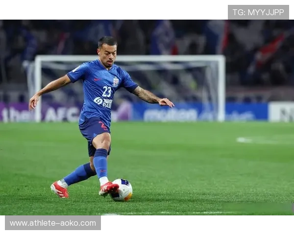 足球球星一对一过人技巧解析 提升突破能力的关键方法与训练建议