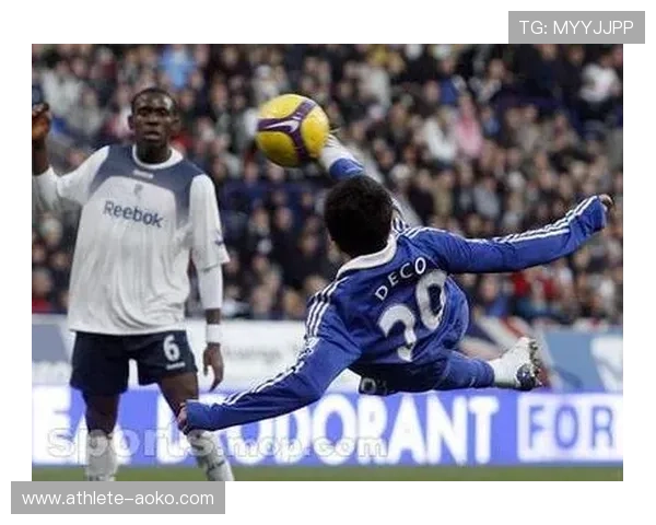 足球球星倒钩进球技巧解析 探秘背后动作与难度挑战